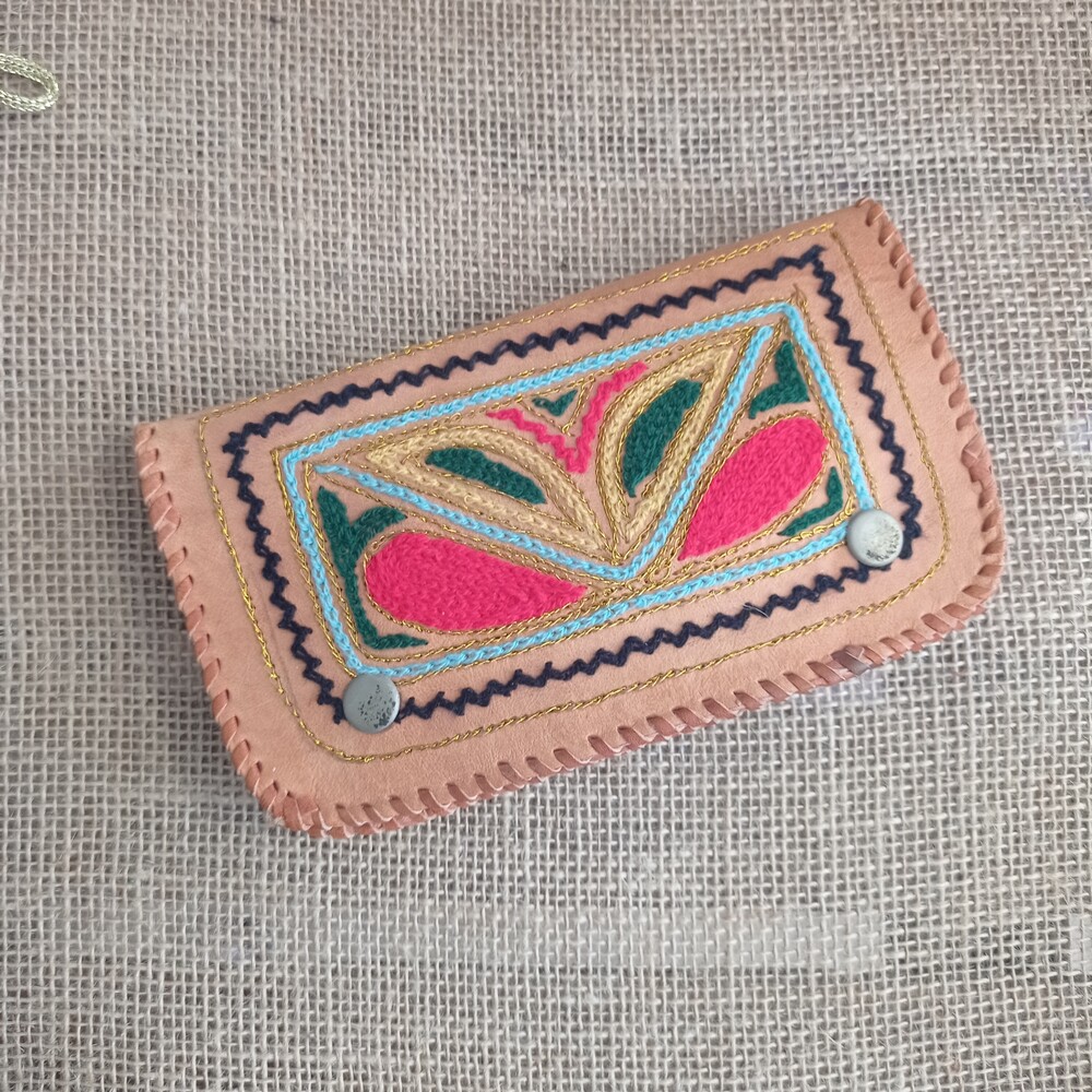 Cartera cuero bordada ICE